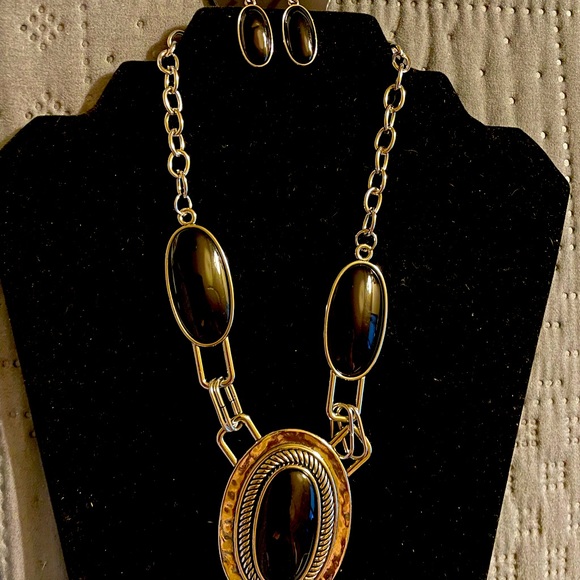 Beautiful black necklace and earrings set with silver chain